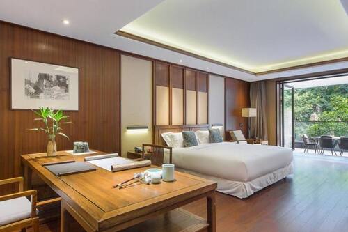 Egyptian cotton sheets, premium bedding, down duvets, pillow-top beds