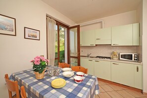 Kjøleskap, mikrobølgeovn, kokeplater og kaffetrakter/tekoker