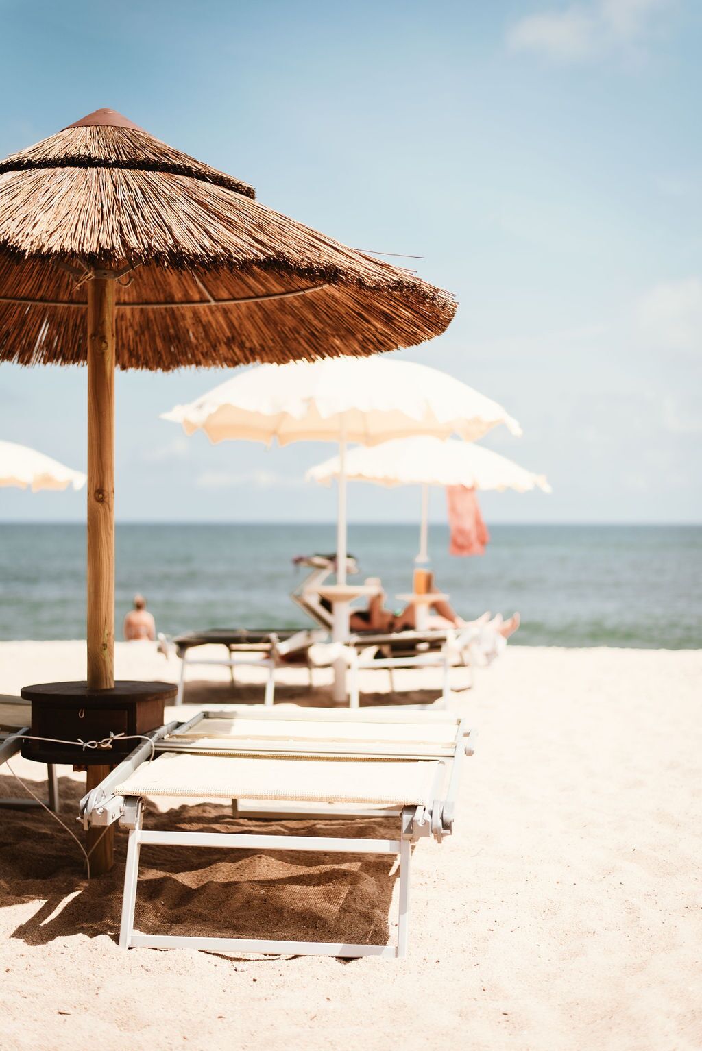 Ligstoelen aan het strand, strandlakens