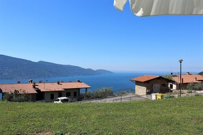 Property grounds - Luna: lake view apartment with two bedrooms (Tignale)