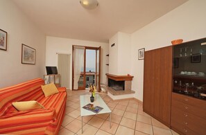 TV, fireplace - Luna: lake view apartment with two bedrooms (Tignale)