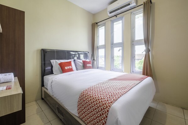 Desk, free WiFi, bed sheets - OYO 2132 Pondok Avicenna (West Cirebon)