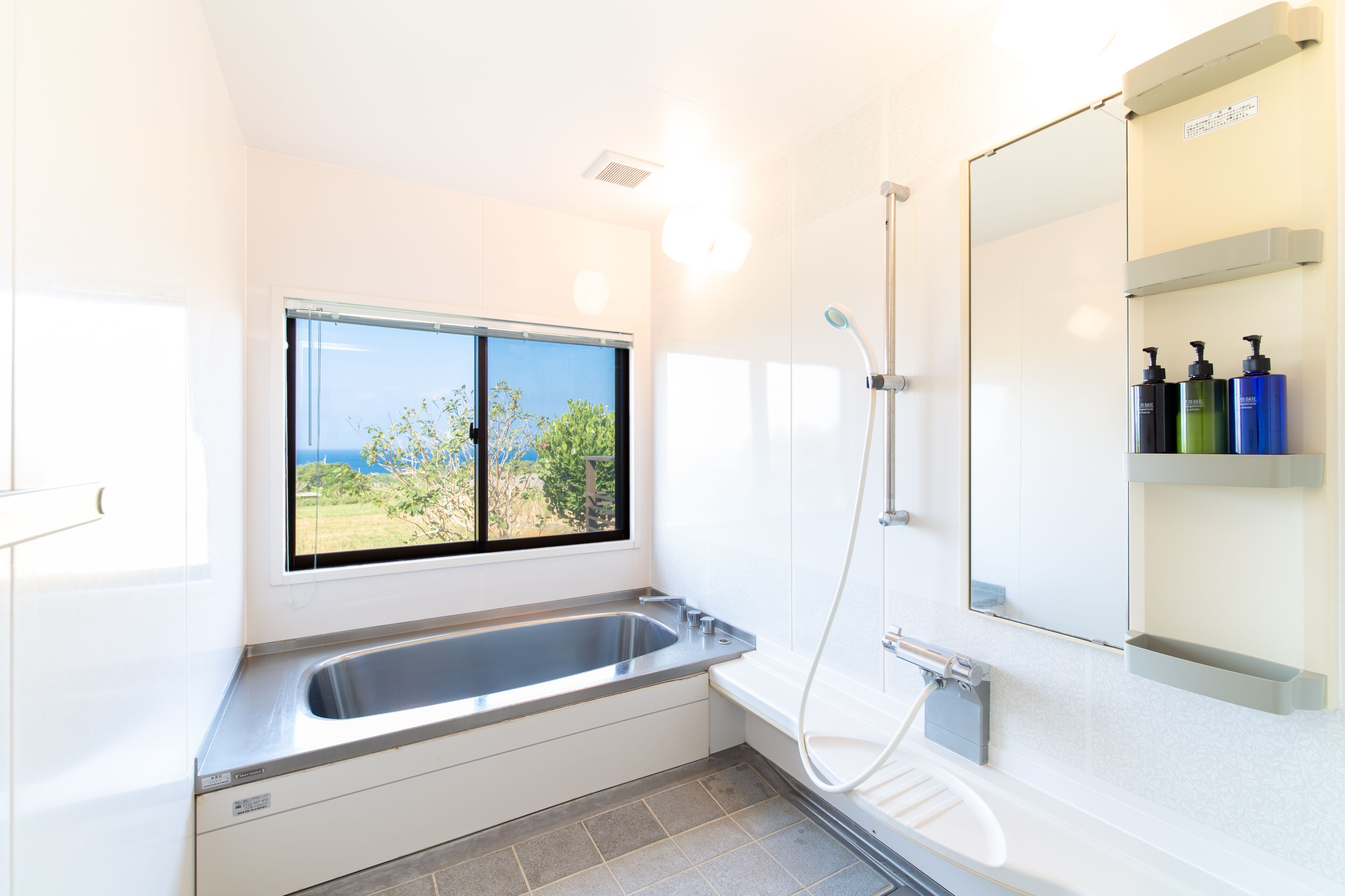 Villa Panoramic | Badrum | Badkar och dusch, gratis toalettartiklar, hårtork och tofflor