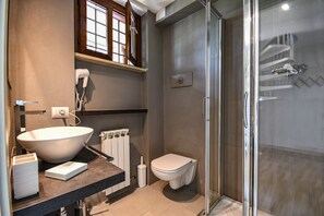 Douche, sèche-cheveux, serviettes fournies