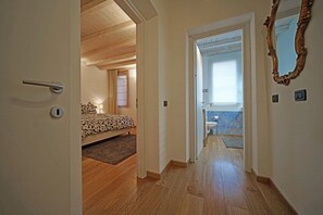 2 bedrooms, free WiFi, bed sheets - L'Orologio with lakeview balcony in centre of Salò (Salò)