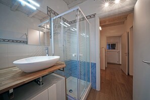 Shower, hair dryer, towels - L'Orologio with lakeview balcony in centre of Salò (Salò)