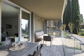Outdoor dining - Minnie - spacious apartment in Gardone Riviera (Gardone Riviera)