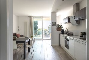 Kylskåp, ugn, spishäll och diskmaskin