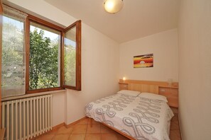 2 bedrooms, free WiFi, bed sheets - Infinity: big apartment with lake view (Tignale)