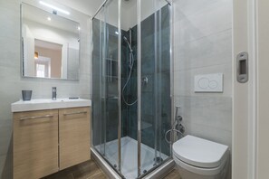 4 人部屋 | バスルーム | シャワー、ヘアドライヤー、ビデ、タオル