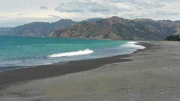 Una playa cerca, sillas reclinables de playa