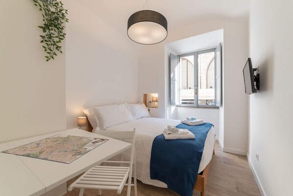 Laptop workspace, soundproofing, iron/ironing board, free WiFi - Roma Station House (Rome)