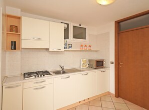 Geladeira, micro-ondas, cooktop, cafeteira/chaleira