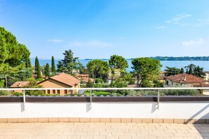 Property grounds - Cupido: with big lake view balcony in Gardone Riviera (Gardone Riviera)