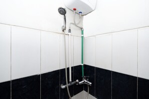 Bathroom shower - Hotel O Palebon Residence (Semarang)