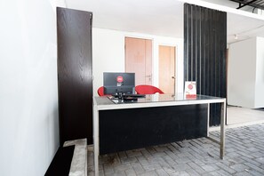 Reception - Hotel O Palebon Residence (Semarang)