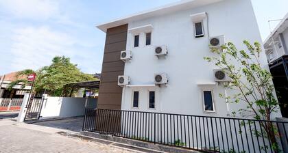 Super OYO 1565 Palebon Residence