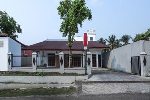 Vista frontal de la propiedad