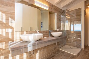 Douche, séchoir à cheveux, serviettes fournies