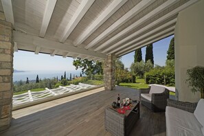 Terrace/patio - Cà Bianca sopra: in the middle of the nature with stunning lake view (Toscolano-Maderno)