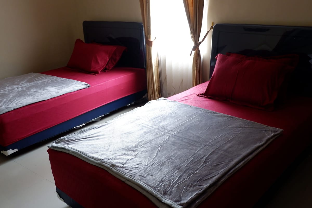 Habitación Deluxe con 2 camas individuales | 2 habitaciones, escritorio, wifi gratis y ropa de cama