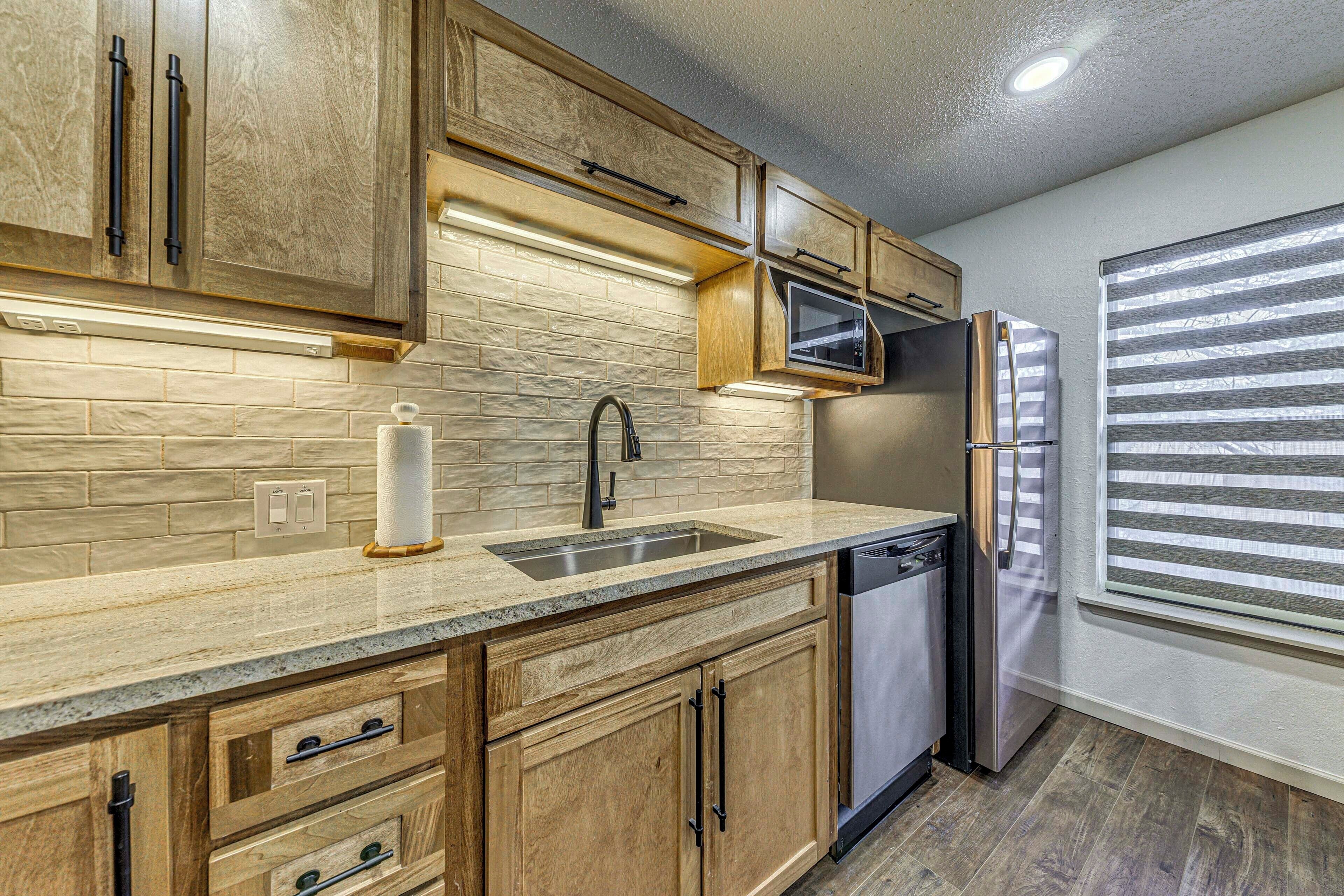 Fridge, microwave, stovetop, dishwasher