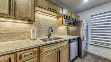 Fridge, microwave, stovetop, dishwasher