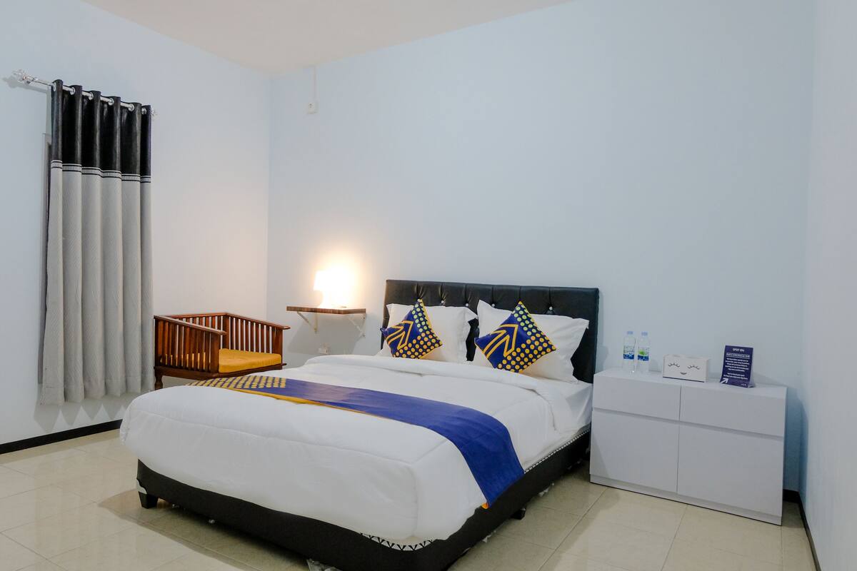 Desk, free WiFi, bed sheets