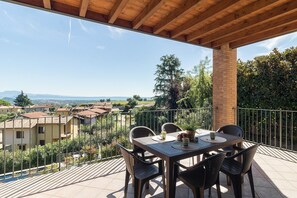 Outdoor dining - Pegaso: with lake view balcony, pool and private garge (Polpenazze del Garda)