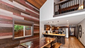 Una cocina moderna con armarios de madera, electrodomésticos de acero inoxidable y una isla grande.