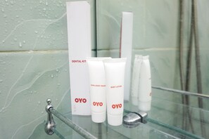 Deluxe Double Room | Bathroom amenities | Shower, towels