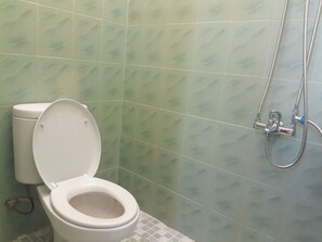 Buồng tắm vòi sen, khăn tắm