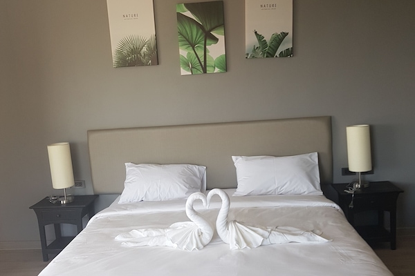 In-room safe, blackout curtains, free WiFi, bed sheets