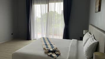 In-room safe, blackout curtains, free WiFi, bed sheets