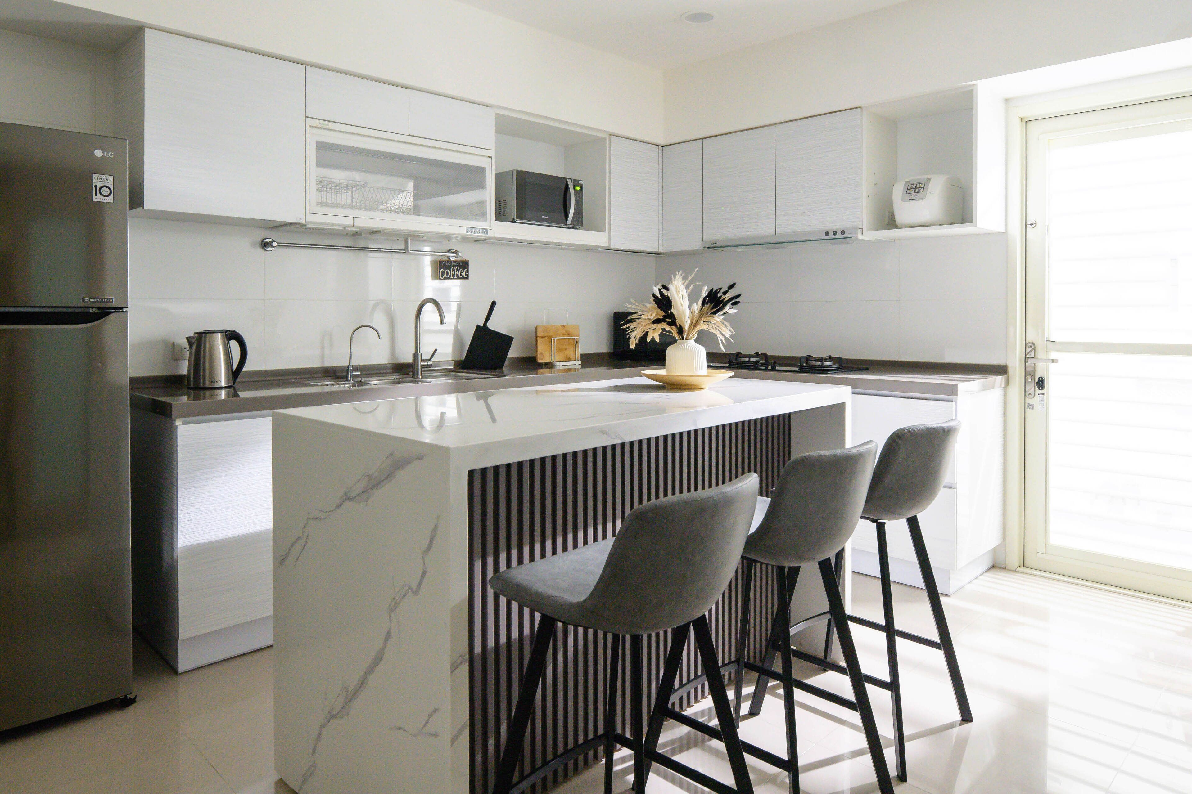 Réfrigérateur, micro-ondes, four, plaque de cuisson