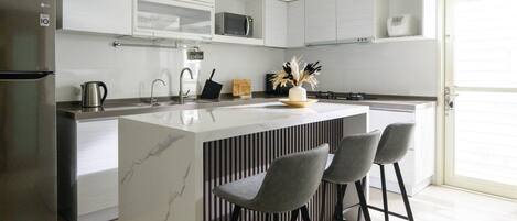 Kühlschrank, Mikrowelle, Ofen, Herdplatte