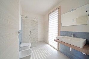 Dusche, Haartrockner, Handtücher