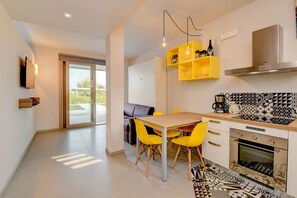 Réfrigérateur, un four, cafetière-théière, bouilloire électrique