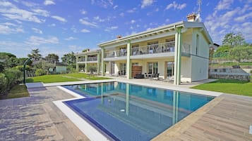 An infinity pool