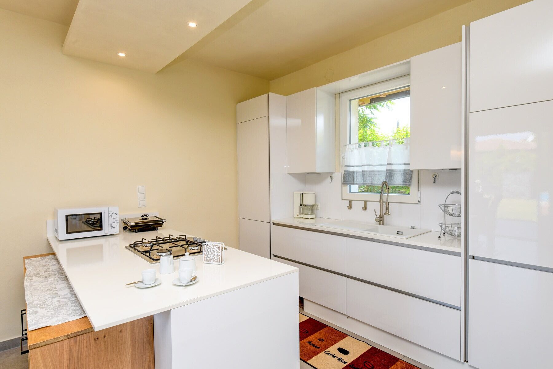 Kühlschrank, Mikrowelle, Ofen, Geschirrspüler