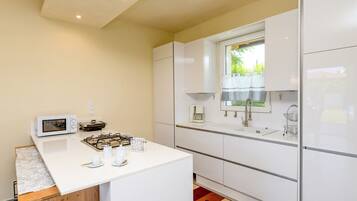 Een koelkast, een magnetron, een oven, een kookplaat