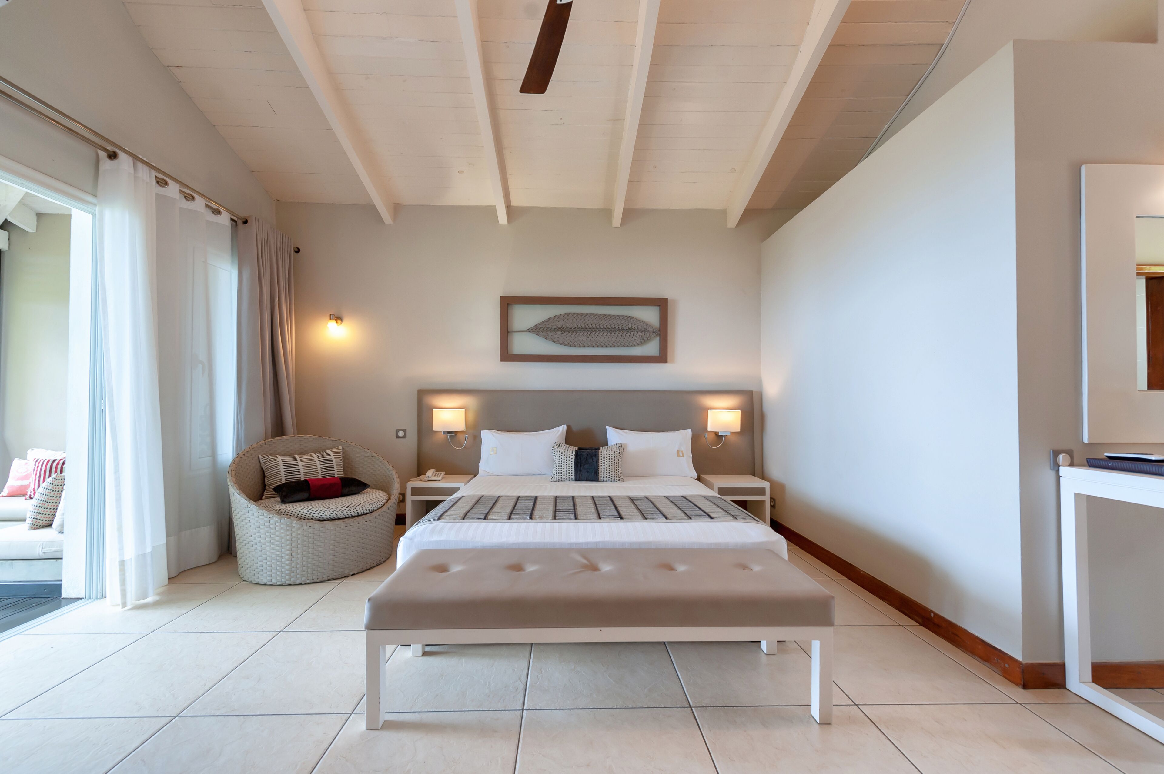 Minibar, caja de seguridad en la habitación y escritorio 