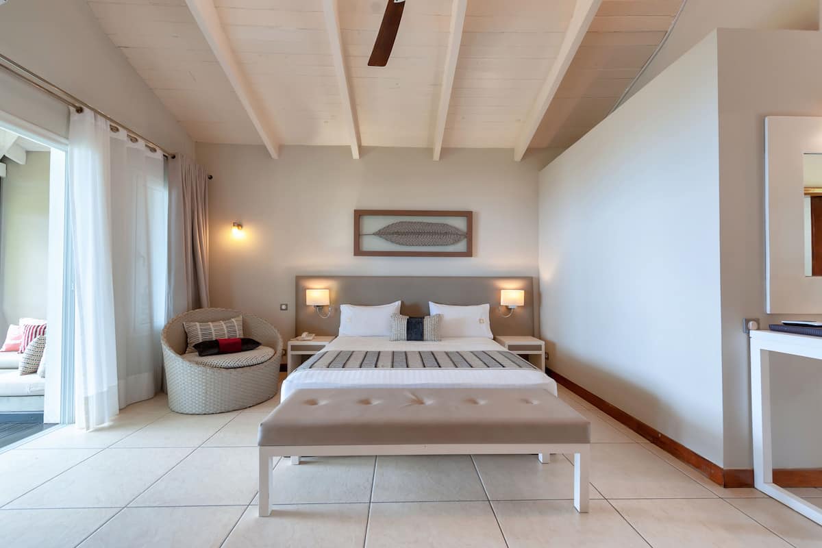 Minibar, caja de seguridad en la habitación y escritorio