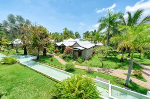 高档床上用品、迷你吧、客房内保险箱、办公桌