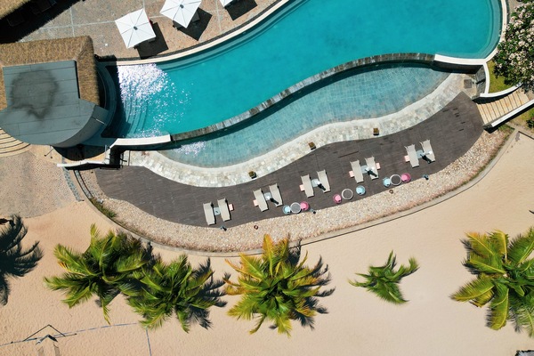 Outdoor pool, pool umbrellas, sun loungers