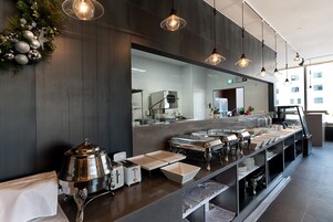 Desayuno coreano diario (KRW 13000 por persona)