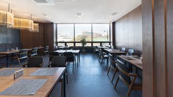 Desayuno coreano diario (KRW 13000 por persona)