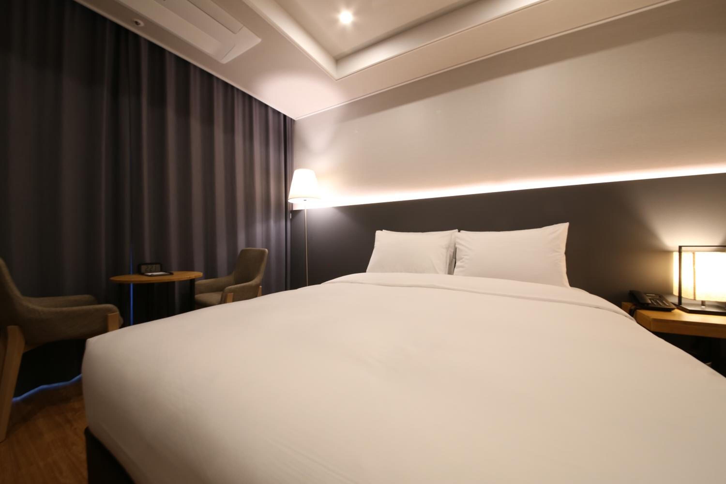 1 bedroom, premium bedding, down duvets, minibar