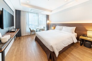 Ropa de cama de alta calidad, cubrecamas, minibar y cortinas blackout