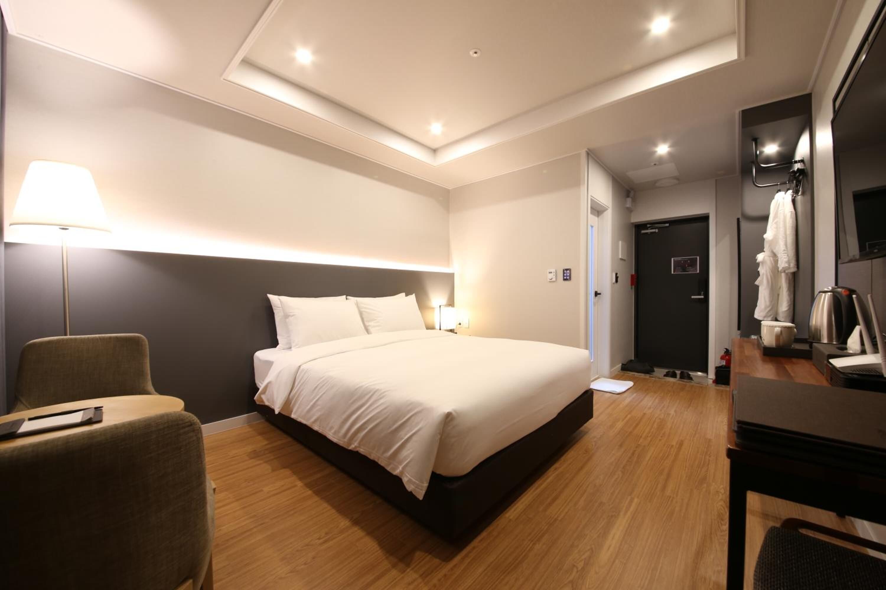 1 bedroom, premium bedding, down duvets, minibar